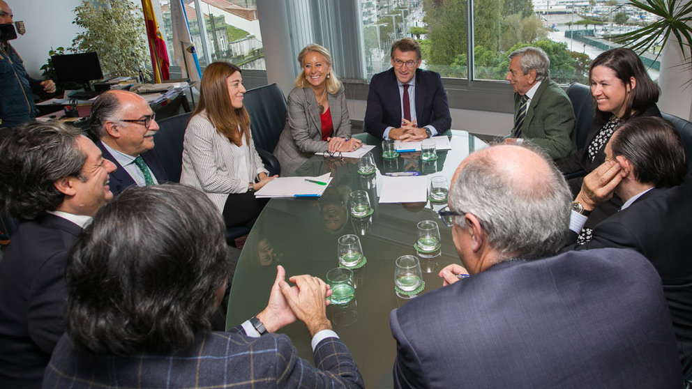 El presidente de la Xunta, acompañado de la directora xeral de Comercio y la delegada territorial en Vigo, con la directiva de Conxemar.