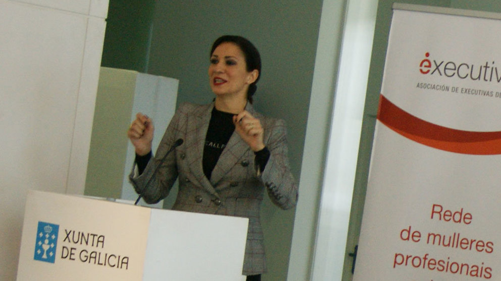 Silvia Jato presentando un acto de Executivas de Galicia.