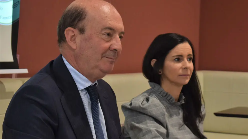 Miguel Iraburu, acompañado por la presidenta del Círculo de Empresarios de Galicia, Patricia García,