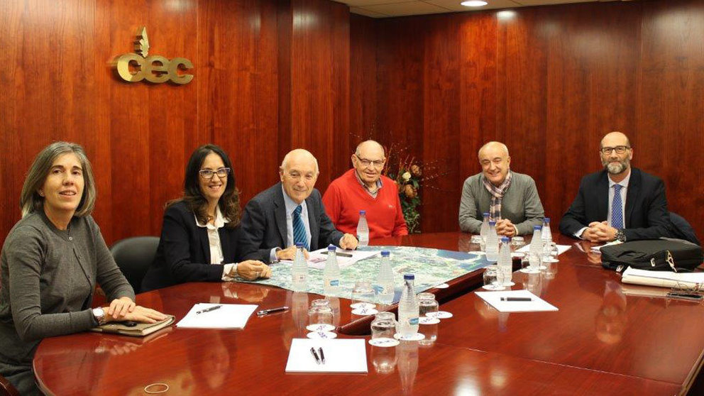 El presidente de la CEC, Antonio Fontela (3º por la izq.) con representantes de los polígonos empresariales de Pocomaco y Agrela y de la federación de asociaciones de vecinos de A Coruña.