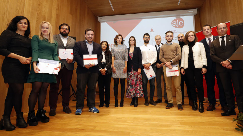 Ganadores de los VI Premios AJE Lugo y autoridades./S.SENANDE.