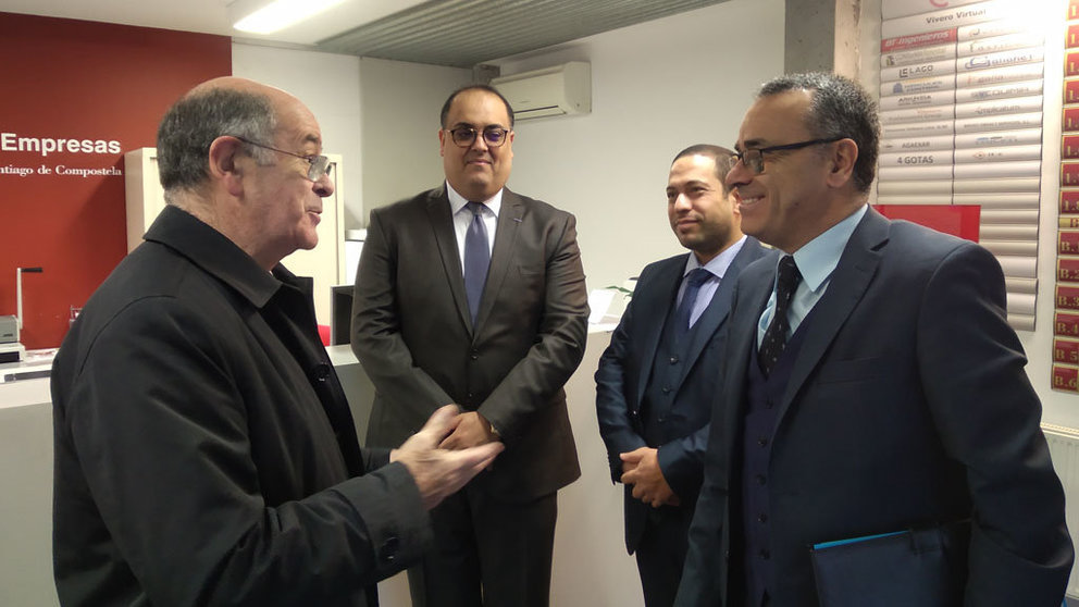 El presidente de la Cámara de Santiago, José Sierra (izq.) recibe al embajador tunecino, Wacef
Chiha.