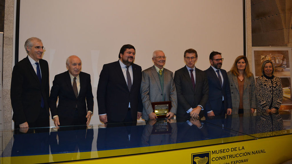 El homenajeado, José Rilo (centro) junto a las autoridades que asistieron al acto en la Fundación Exponav.