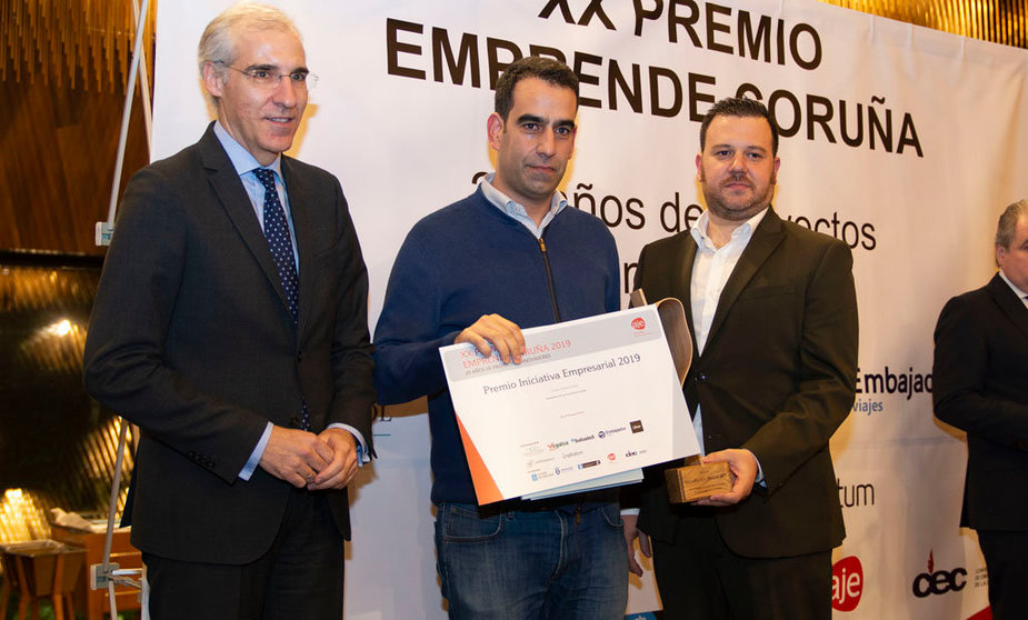El conselleiro de Economía, Francisco Conde, con el ganador del premio Iniciativa Empresarial, Docuten./M.FUENTES.