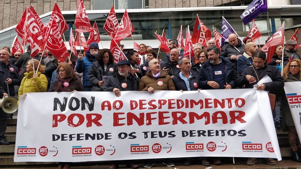 Participación de sindicalistas de UGT e CCOO na concentración fronte aos xulgados da Coruña.
