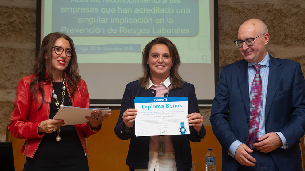 Beatriz Fernández, responsable de prevención de riesgos laborales de Civis Global, recogió el reconocimiento de Ibermutua.