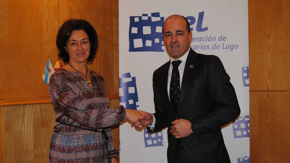 La representante del despacho Álvarez Real con el secretario de la Confederación de Empresarios de Lugo.