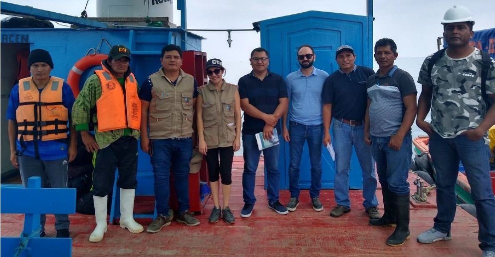 Noa Fontán (cuarta por la izq.) y Mohamed Soula (sexto por la izq.), expertos de ANFACO-CECOPESCA desplazados en esta misión a la Bahía de Sechura, en Perú.