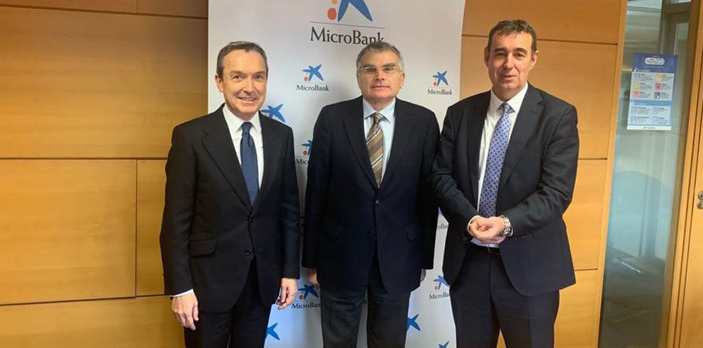 José Antonio Vázquez y Emilio Barreiro, en la firma del acuerdo entre Microbank y Cegasal.