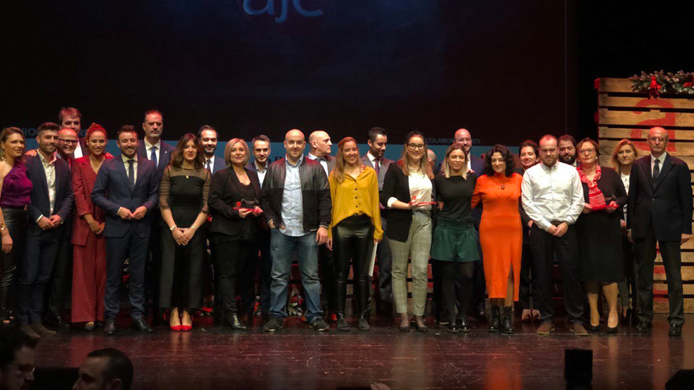Foto de familia de galardonados, autoridades y miembros de AJE Ourense.