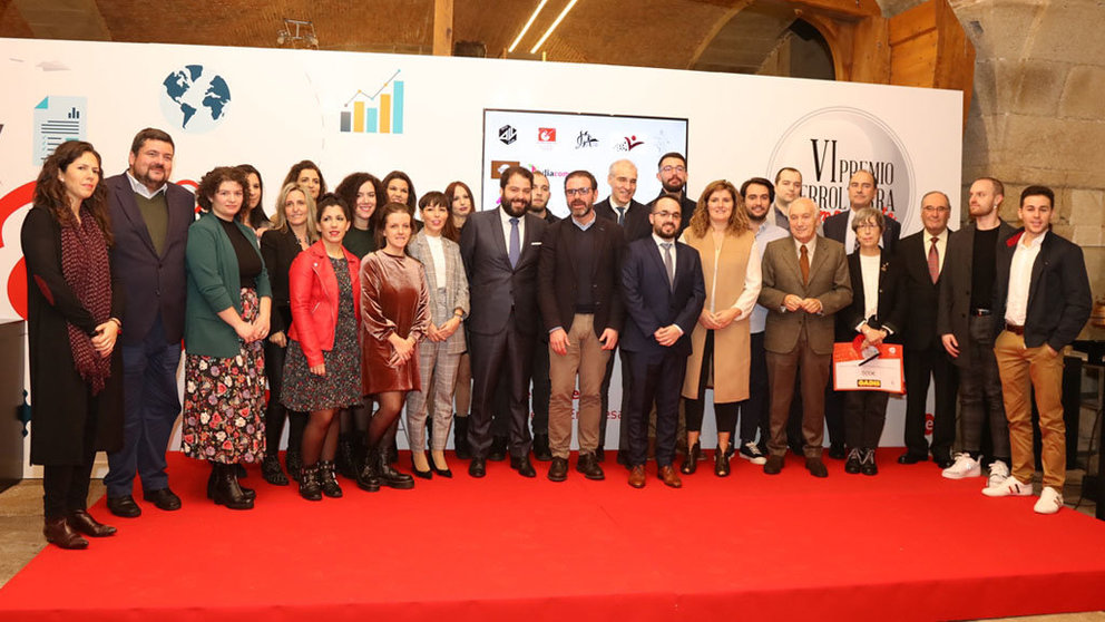 Foto de familia de premiados y autoridades en los VI Premios Ferrolterra Emprende.