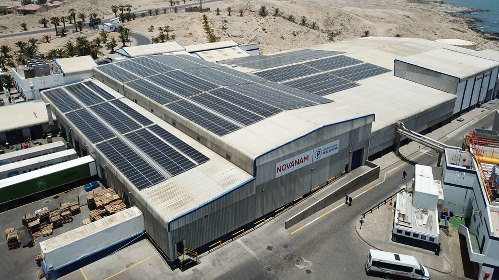 Instalación fotovoltaica en la cubierta de la planta de NovoNam, filial de Nueva Pescanova, en Lüderitz (Namibia).