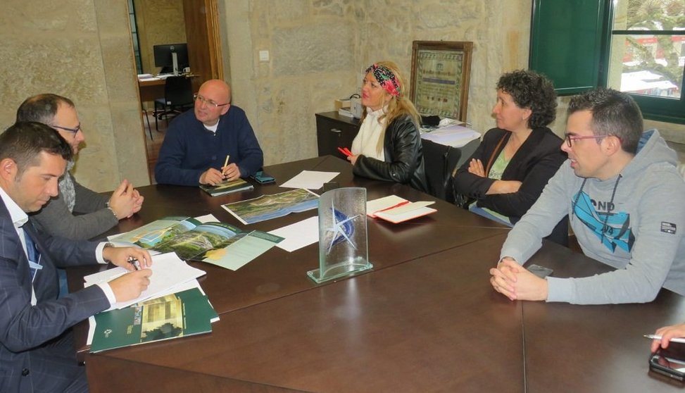 Reunión de la gerente de SEA con el alcalde y la teniente de alcalde de Rianxo y miembros de la directiva de la Asociación empresarial.