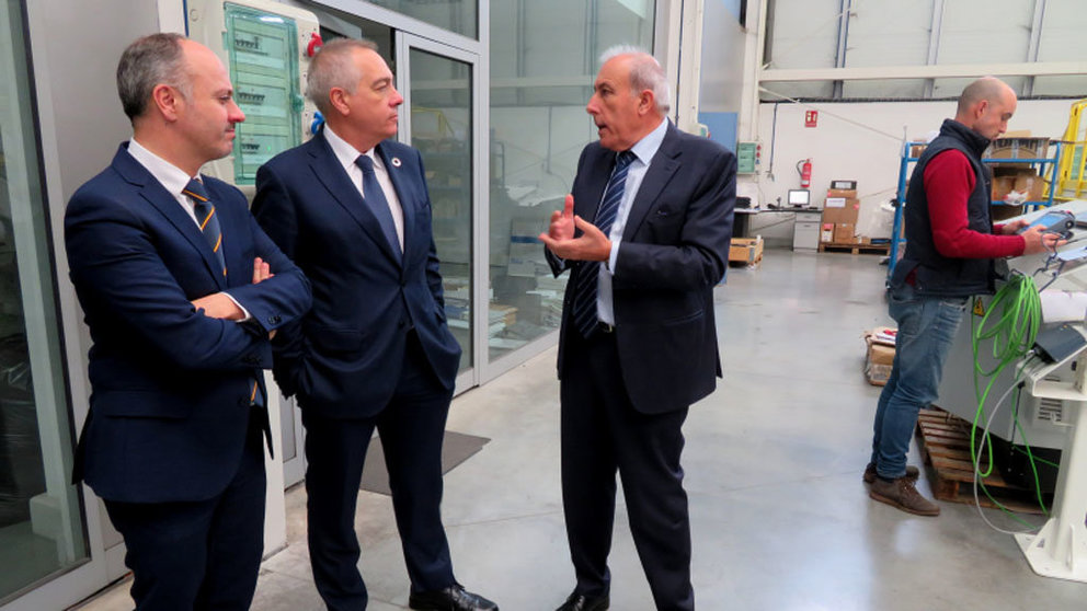 David Regades y Pere Navarro con Francisco Puga durante la visita a la empresa Delta Vigo.