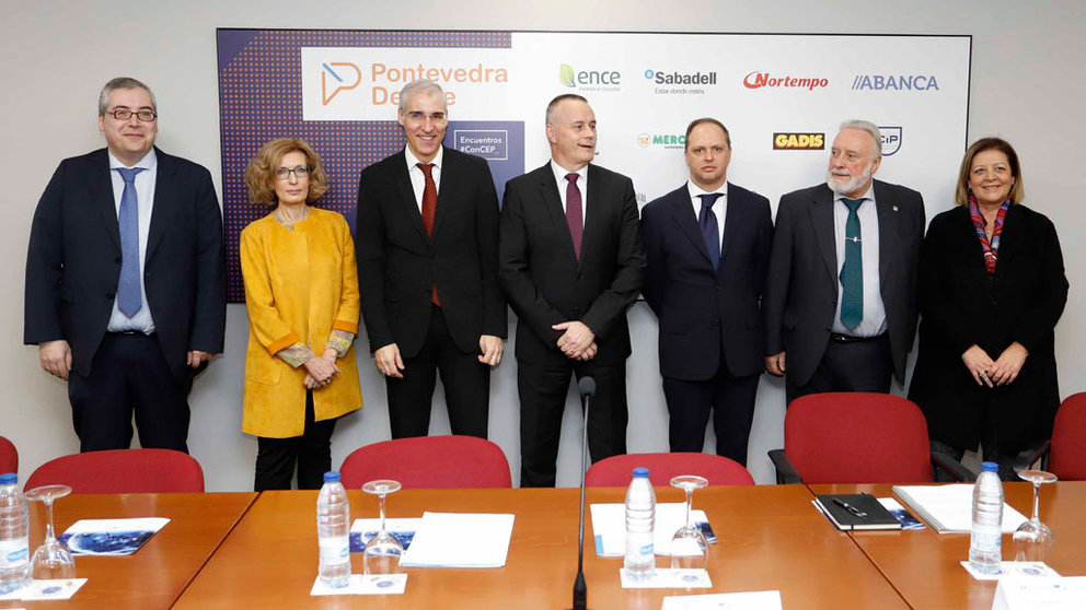 Miembros de las entidades participantes en Cologistics, junto al conselleiro de Economía  y la directora técnica de SPC Spain.