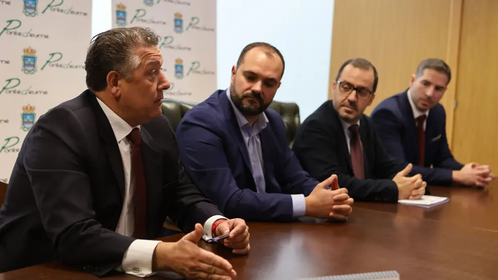 Venancio Salcines, Bernardo Fernández, Pablo Casal y , en la presentación de la formación en Pontedeume.