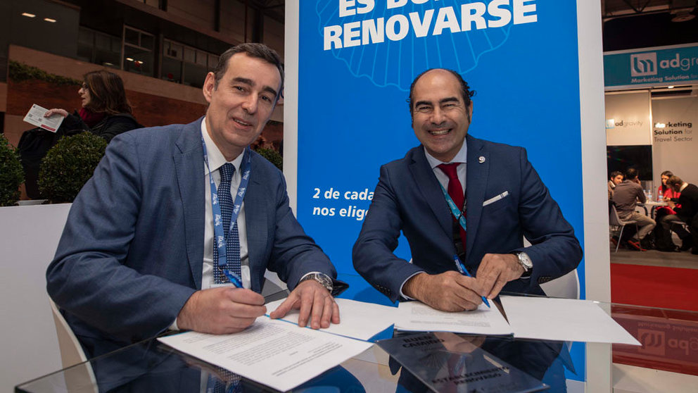 Emilio Barreiro, por parte de CaixaBank, y Cesáreo Pardal, por parte del Clúster Turismo de Galicia, firmaron el acuerdo, en FITUR.