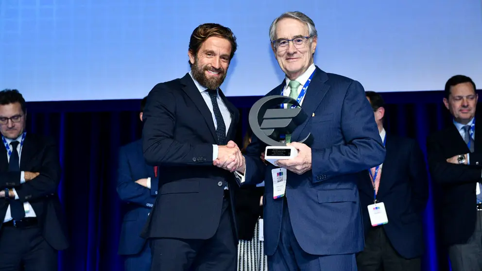 El presidente de Faconauto, Gerardo Pérez, entrega el premio a José Ramón Pérez Nieto, director ejecutivo de Pérez Rumbao.