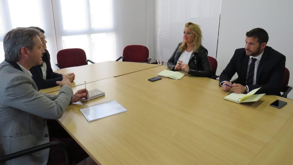 El alcalde de Ames, José Manuel Miñones, se reunió con la gerente de SEA, Beatriz Sestayo.