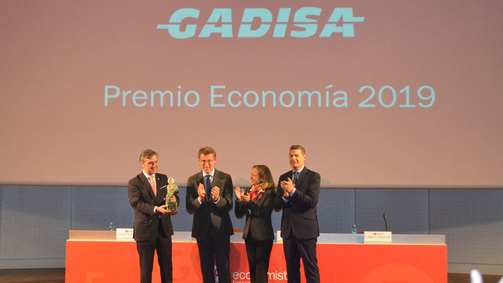 Roberto Tojeiro recogió el premio a Gadisa de manos de Alberto Núñez Feijóo, Nadia Calviño y Miguel Vázquez Taín.