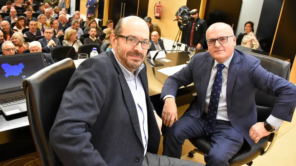 El profesor de la UVigo, Andrés Mazaira, y el presidente de la Diputación de Ourense, Manuel Baltar, en la presentación del Observatorio Económico Ourensano./A.PAZ.