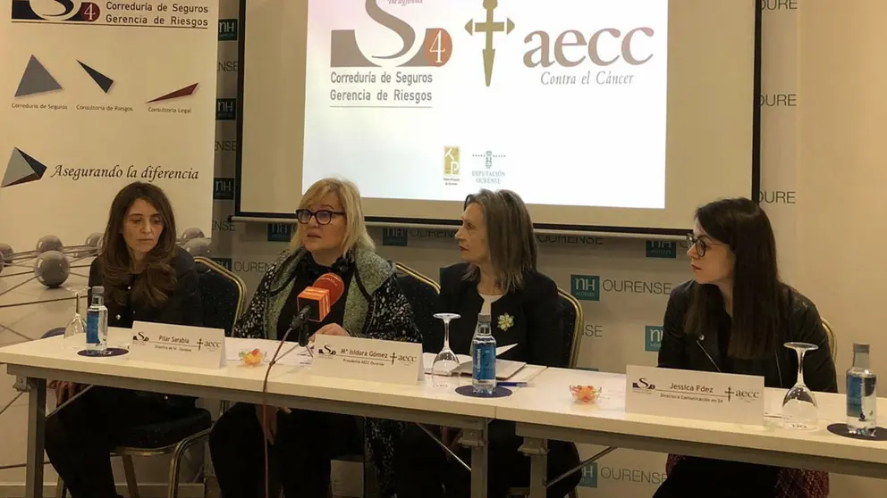 De izquierda a derecha: Goretti Fraga, Directora Técnica de S4; Pilar Sarabia, Directiva en S4; Mª Isidora Gómez, Presidenta de la AECC de Ourense y Jessica Fdez, Responsable de Marketing y Comunicación en S4.