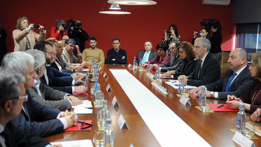 Representantes de las administraciones y del empresariado, en la constitución de la mesa Ourense Industrial.