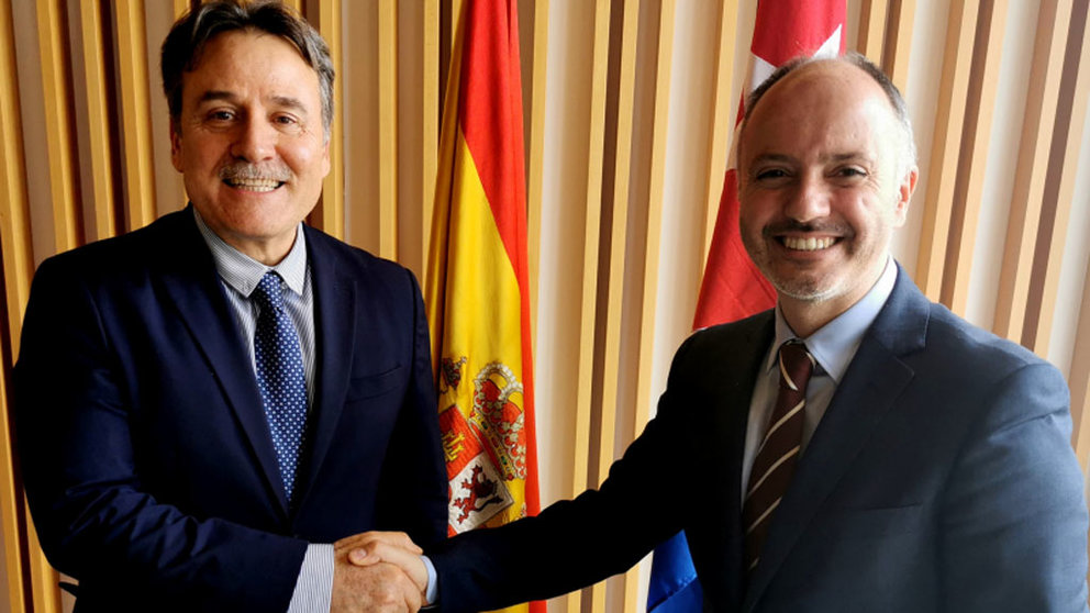 El embajador de Cuba en España, Gustavo Machín Gómez, y el delegado de la Zona Franca de Vigo, David Regades.