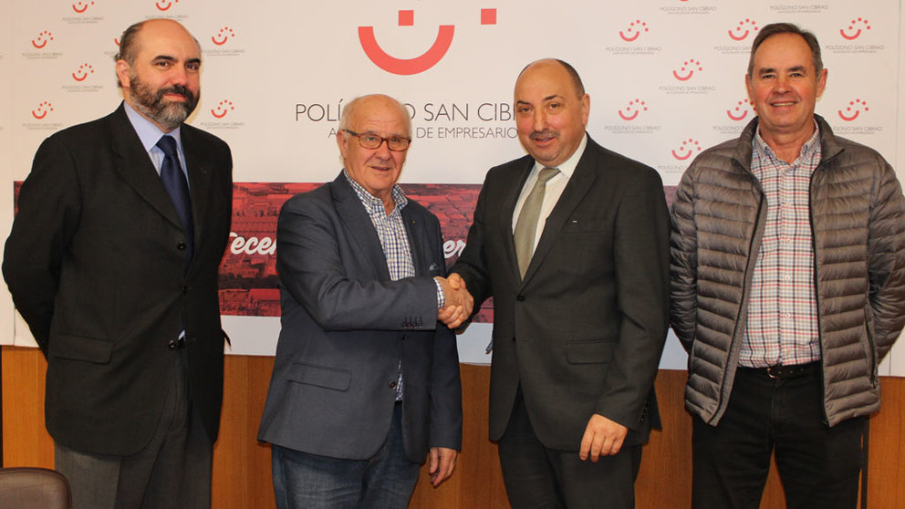 En el centro de la imagen, el presidente APE Galicia, José Ramón Caldas Martínez, y el de la Asociación de Empresarios de San Cibrao, José Antonio Rodríguez Araujo.