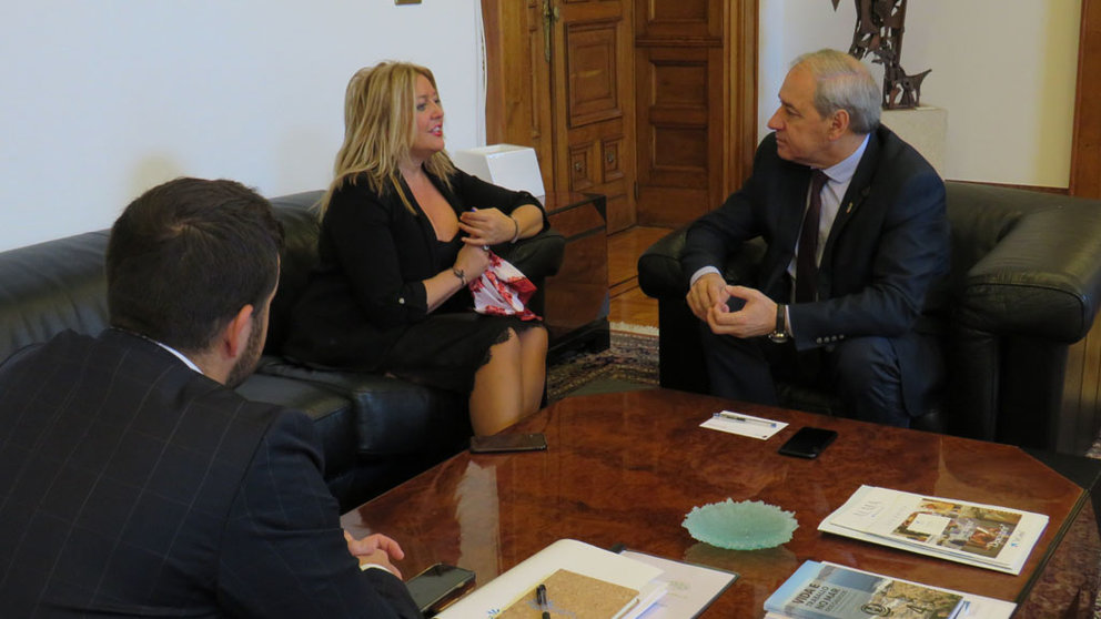 Xuntanza entre Beatriz Sestayo, xerente de SEA, e José Tomé, presidente da Deputación de Lugo.
