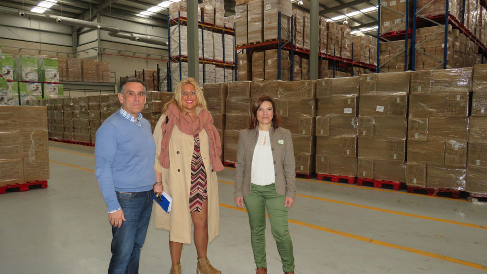 El gestor de Cuentas de Blavice, Víctor Fernández Carrera, junto a la gerente de SEA, Beatriz Sestayo, en las instalaciones de la empresa en el polígono de