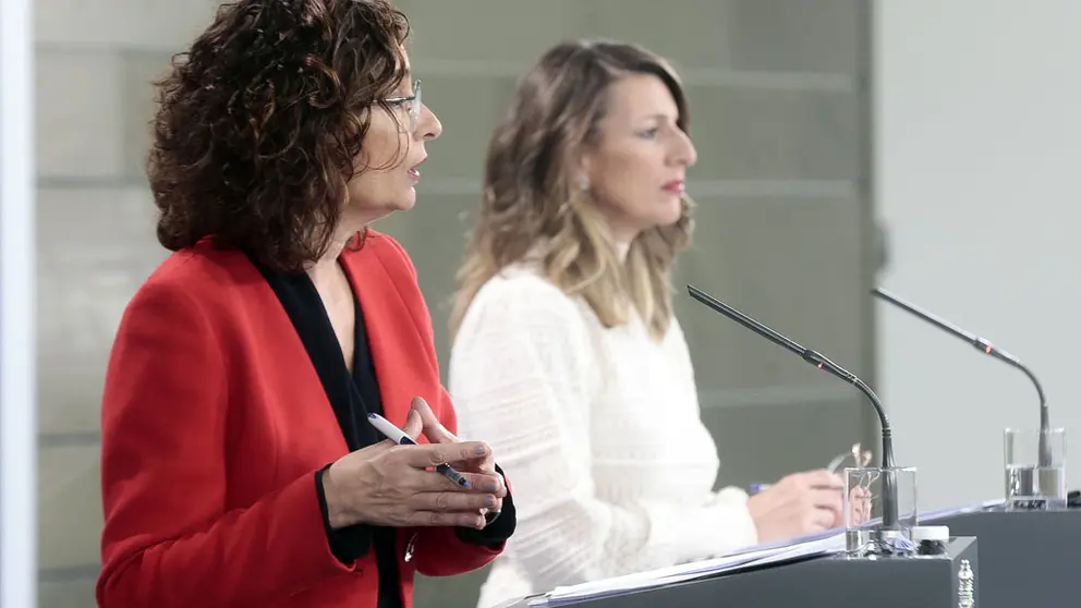 La ministra de Hacienda y portavoz del Gobierno, María Jesús Montero, y la ministra de Trabajo y Economía Social, Yolanda Díaz, durante la rueda de prensa posterior al Consejo de Ministros del 29 de marzo./Pool Moncloa / J.M. Cuadrado.