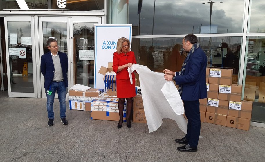 La delegada de la Xunta en Vigo recogió el material protector elaborado por un grupo de empresas de la mano de la UVigo y Asime.