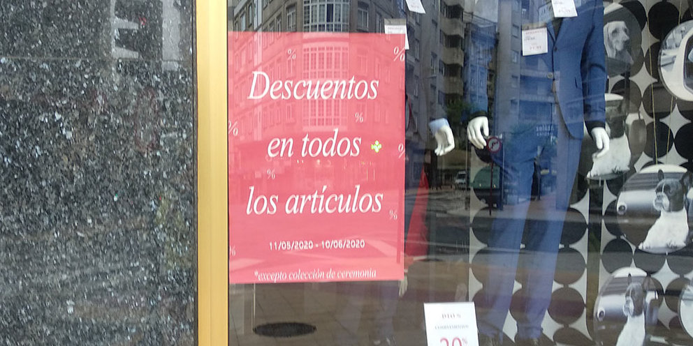 Un cartel de promociones en una tienda gallega reabierta en esta fase 1.