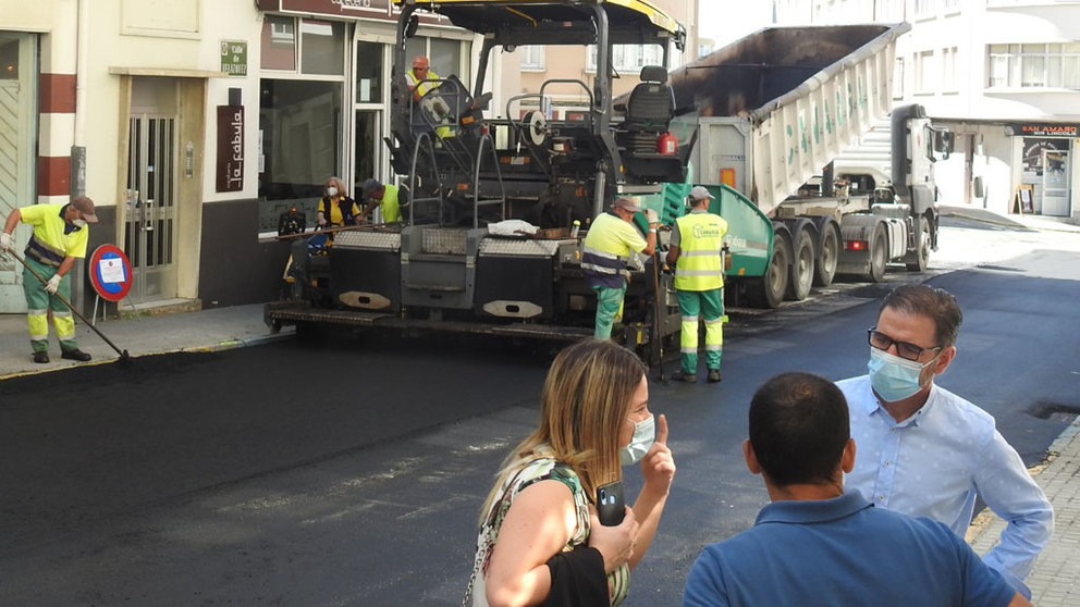 El alcalde de Ferrol, Ángel Mato (der.) visitando las obras de renovación de la calle Velázquez./WEB CONCELLO DE FERROL.