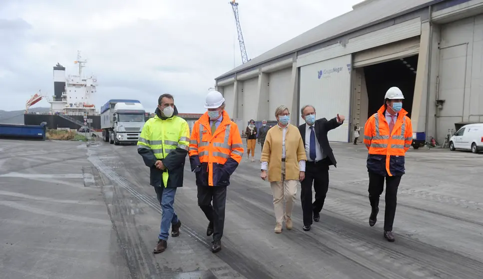 En el centro de la imagen, Rosa Quintana y Enrique Losada, en un momento de la visita al Puerto Exterior de A Coruña.