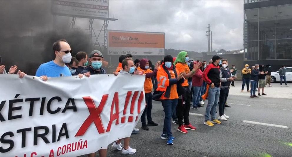 El comité de empresa de Alu Ibérica A Coruña  cortó el tráfico en la ciudad herculina./CCOO.