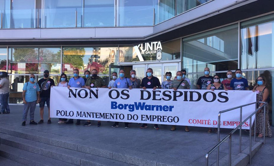 Protesta del comité de empresa BorgWarner frente a la delegación de la Xunta en Vigo.
