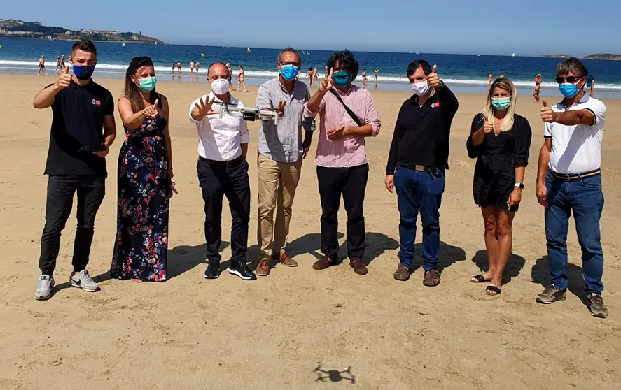 El delegado de Zona Franca, el alcalde y concejales de Nigrán y los representantes de la empresa DGH, en playa América con el dron de control de aforos.