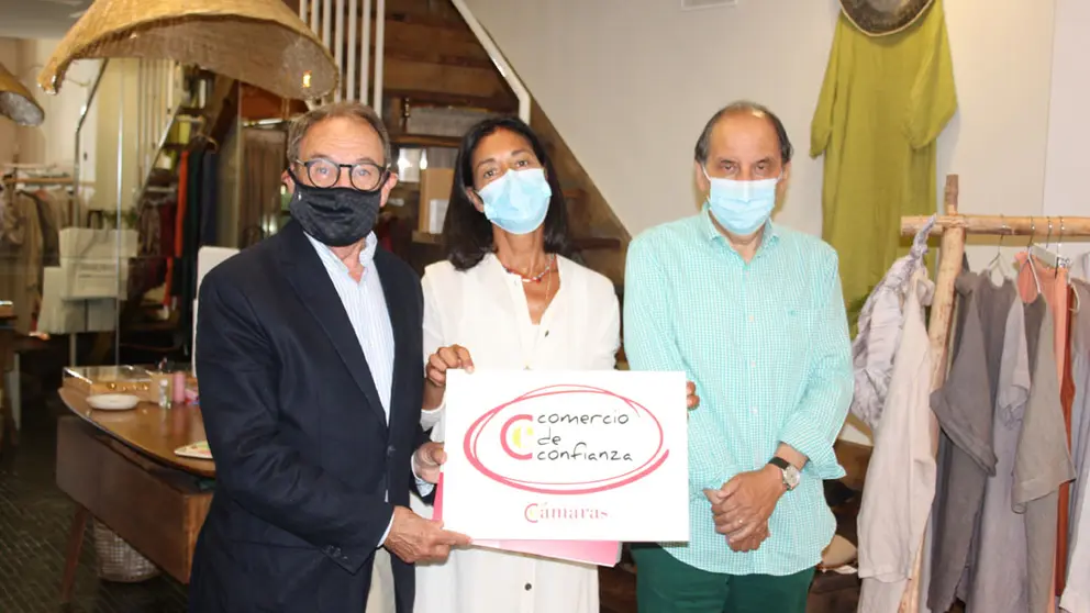 Gonzalo Ortiz, Nely López-Cardalda y Miguel Agrogayor, con el sello "Comercio de confianza".