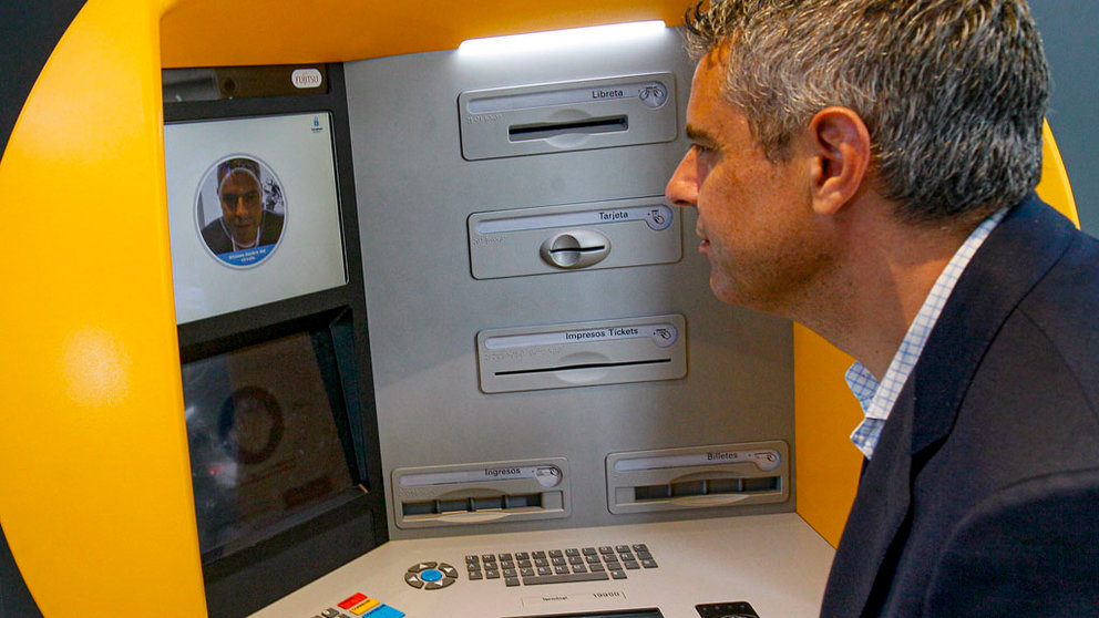 Marc Benhamou, director territorial de CaixaBank, probando el sistema de reconocimiento facial del cajero.