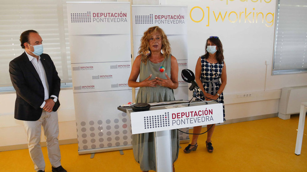 A presidenta da Deputación de Pontevedra nunha visita ao viveiro de empresas de Lalín.