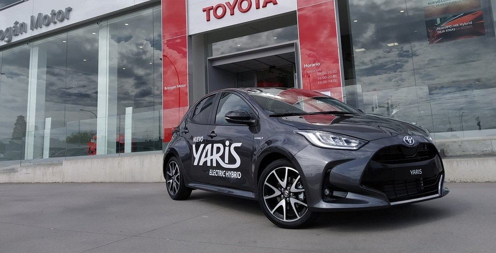 Nuevo Toyota Yaris Electric Hybrid a las puertas de un concesionario Breogán Motor.