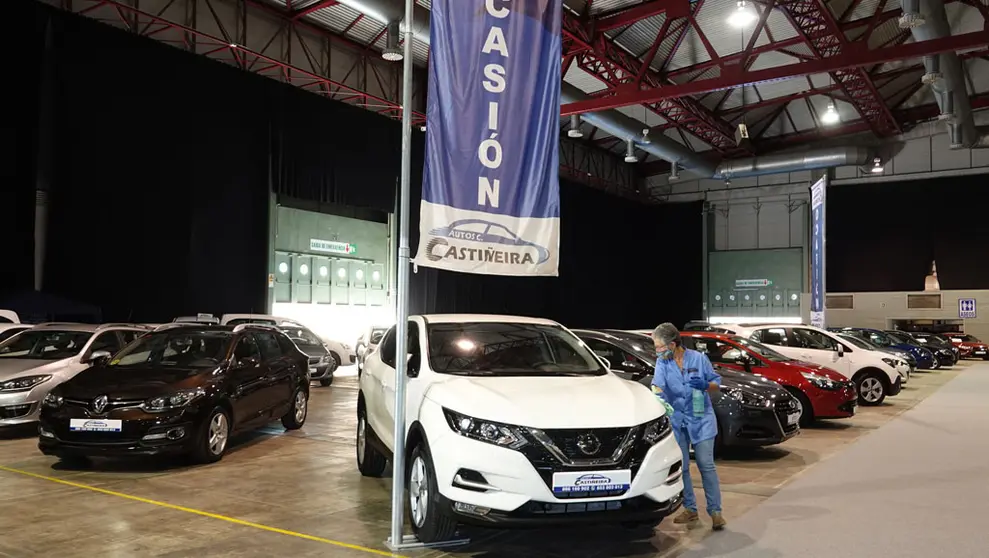 Los expositores ya han preparado los vehículos para la apertura del Salón Motor OKasión.