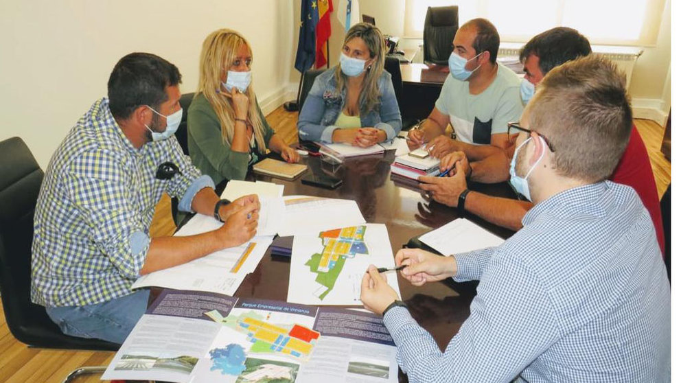 Representantes de SEA y del Concello de Vimianzo con empresarios interesados en el polígono.