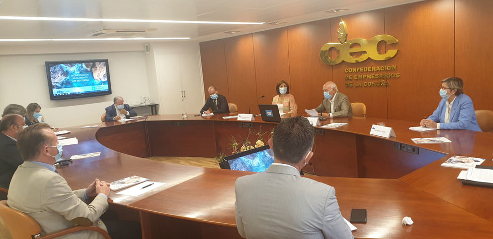 Reunión de representantes empresariales y las conselleiras Ángeles Vázquez y Rosa Quintana en la sede de la CEC en A Coruña.