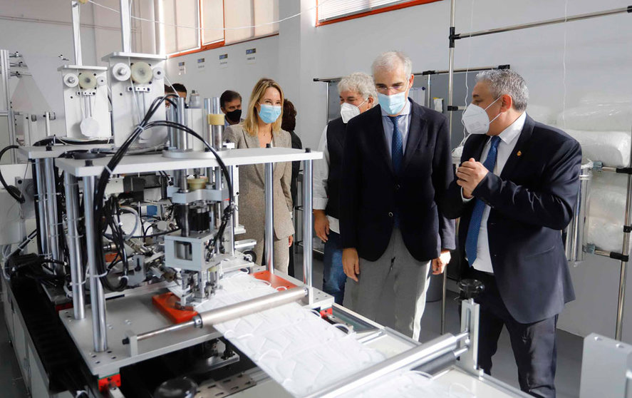 El vicepresidente segundo, Francisco Conde, durante la visita a las instalaciones en Vigo de Galmask.
