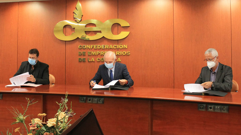El presidente de la CEC, Antonio Fontenla (centro) suscribió el acuerdo con los representantes de Prevemóvil  y