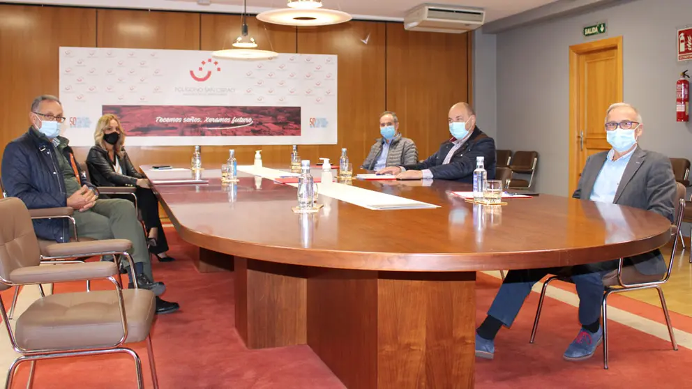 Reunión entre el alcalde de San Cibrao das Viñas (izq.) y representantes de la Asociación de Empresarios del Polígono de San Cibrao.