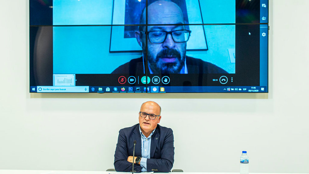 El presidente de la Diputación de Ourense, Manuel Baltar, y el profesor Andrés Mazaira (por videoconferencia) presentaron el informe del OEOu./A.PAZ.